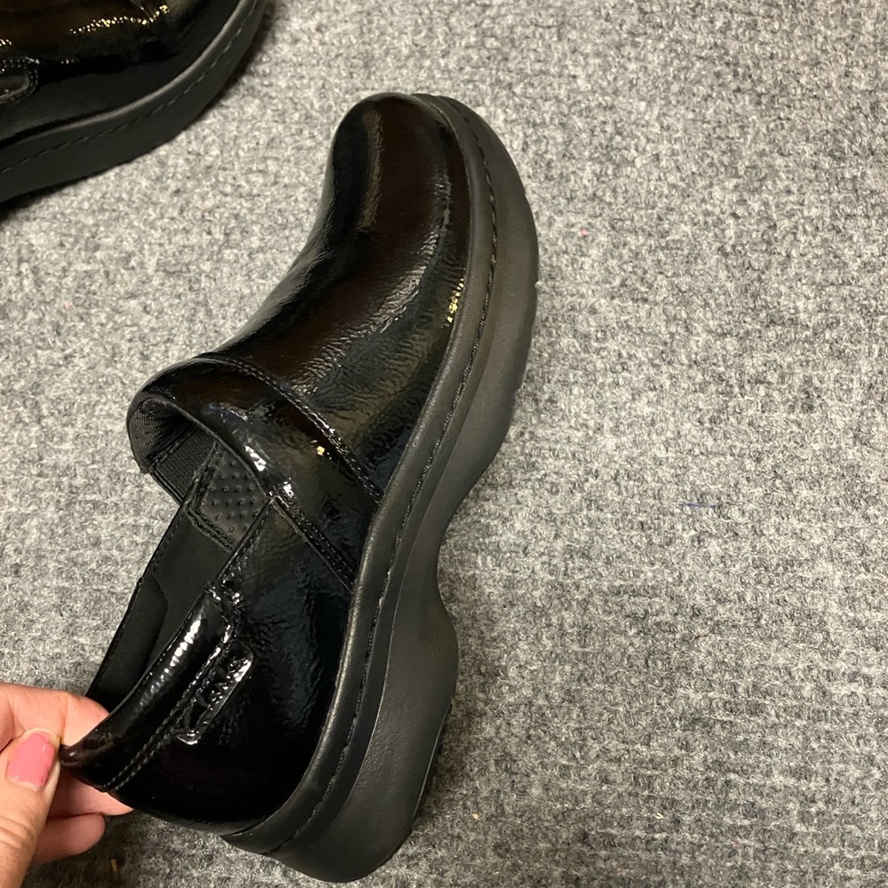 Clarks Womens Size 8 Shiny Black Loafers - Picture 2 of 11